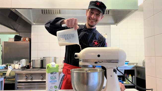 Seit acht Jahren bereitet Remo Scholz in seiner Gastroküche in der Spreitenbacher Industrie vegane Speisen zu.
