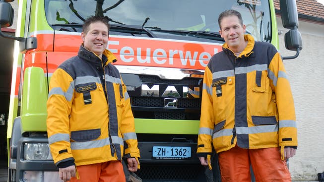 Der neue und der alte Kommandant: Nach neun Jahren an der Spitze der Feuerwehr Weiningen hat Hanspeter Saxer (rechts) zum Jahreswechsel an Peter Haug übergeben.