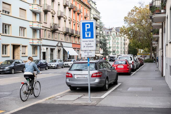 Strassenparkplätze - hier an der Bundesstrasse - sollen künftig zu Gunsten von Velowegen aufgehoben werden können. Das wollen Bürgerliche verhindern.