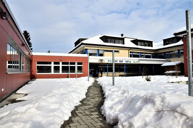 Blick in den Innenhof des verschneiten Balterswiler Schulareals Lützelmurg.