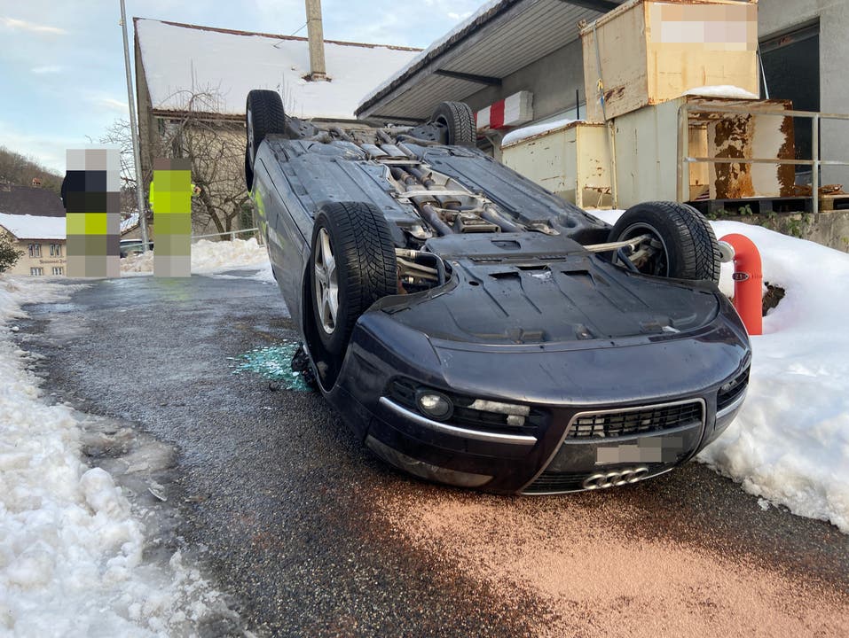 Thalheim AG, 20. Januar: Ein Autolenker manipulierte während der Fahrt an seinem Handschuhfach und verlor die Herrschaft über sein Fahrzeug. Aufgrund dessen geriet sein Auto auf ein Mäuerchen, kippte und kam auf dem Dach zum Stillstand. Der Lenker blieb unverletzt.