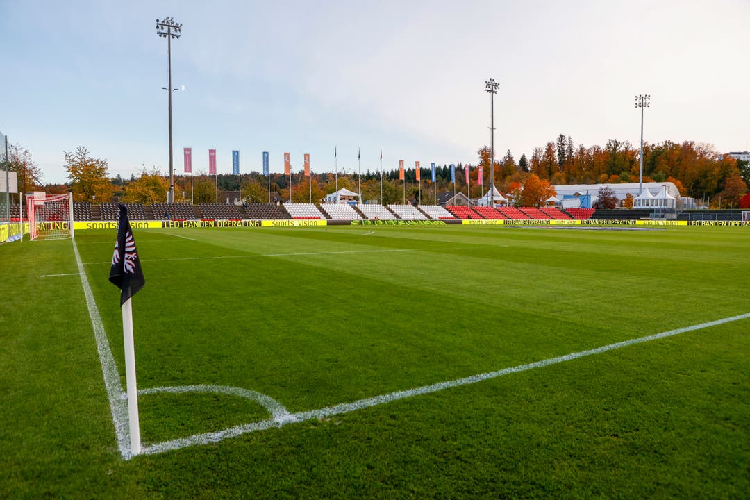 Zum ersten Mal bestreitet der FC Aarau ein Heimspiel im umgebauten Brügglifeld. Die Gegentribüne erstrahlt mit den neuen Sitzschalen in neuem Glanz.