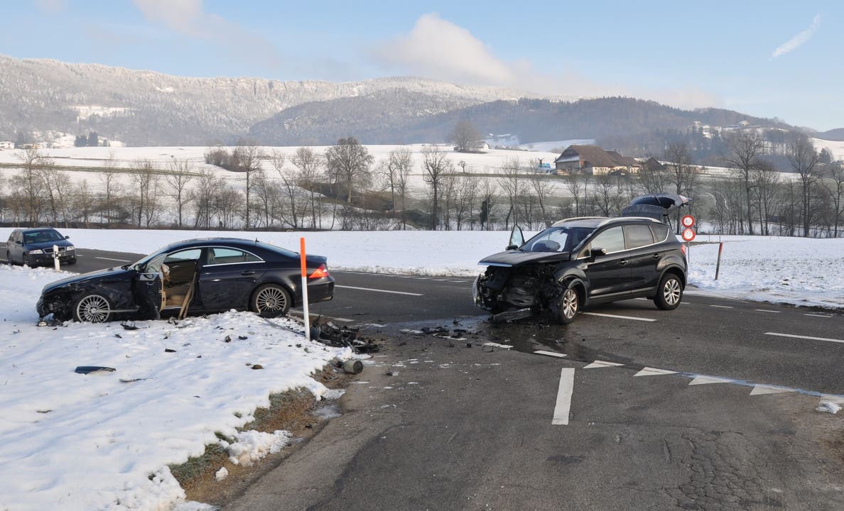 Hubersdorf SO, 9. Januar: Zwei Autos kollidieren, vier Personen müssen ins Spital.