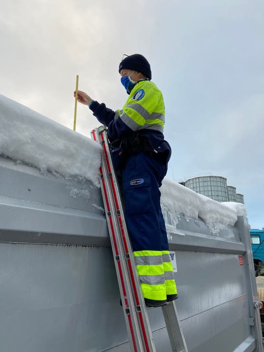 Schafisheim AG, 18. Januar: Die Kantonspolizei kontrollierte Fahrzeuge, deren Dächern mit Eis und Schnee bedeckt waren. Über 20 Lenker mussten verzeigt werden.