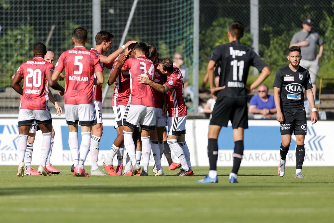 Tor zum 0:1: Lausannes Torschütze Juan Manuel Parapar und die Mannschaft jubelt. Die Enttäuschung bei Donat Rrudhani und Petar Misic ist sichtbar.