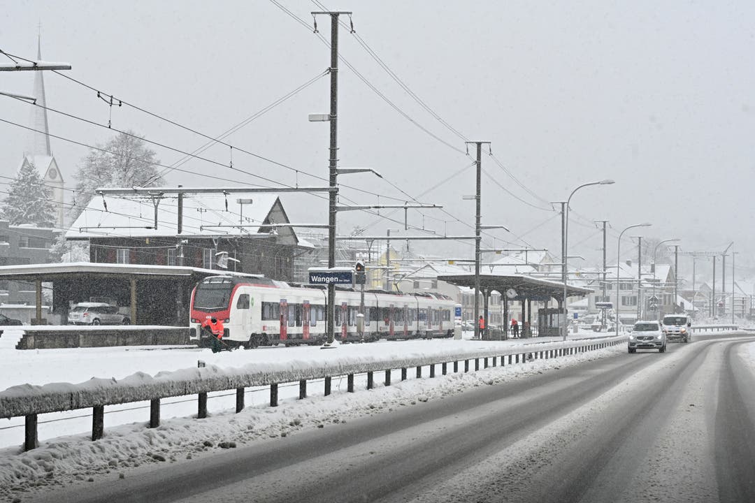 Winterliche Strassenverhältnisse beim Bahnhof Wangen