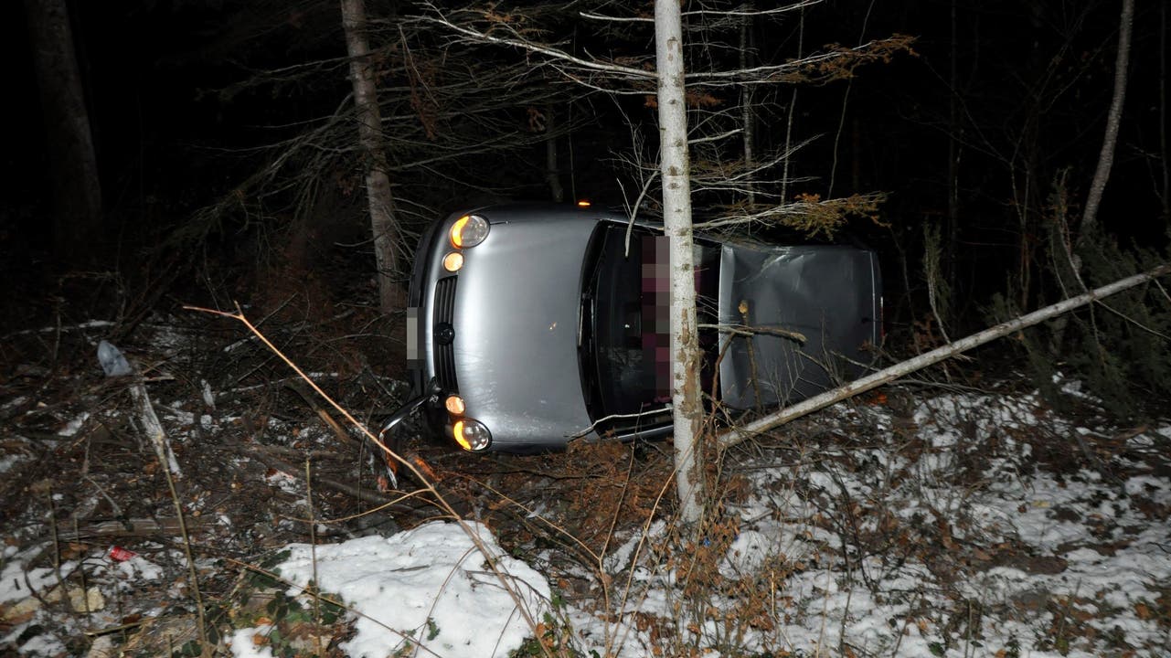 Dornach SO, 12. Januar: Ein Auto hat sich bei einem Selbstunfall überschlagen. Ernsthaft verletzt wurde niemand.