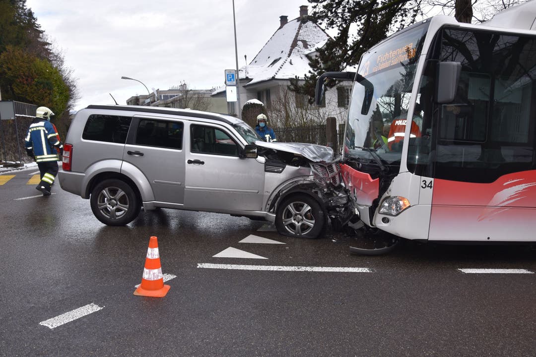 Grenchen SO, 13.Januar: Aus noch zu klärenden Gründen ist ein Automobilist frontal in einen BGU-Linienbus geprallt.