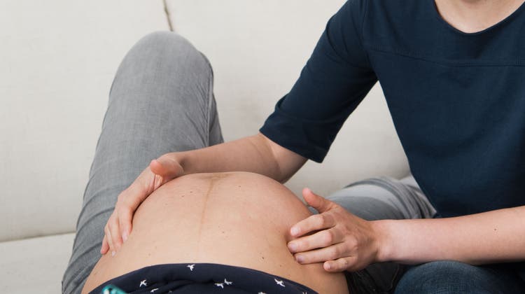 Haben schwangere Frauen eine Vorerkrankung, sollen sie sich neu laut Bundesamt für Gesundheit gegen Corona impfen lassen. (Symbolbild) (Keystone)