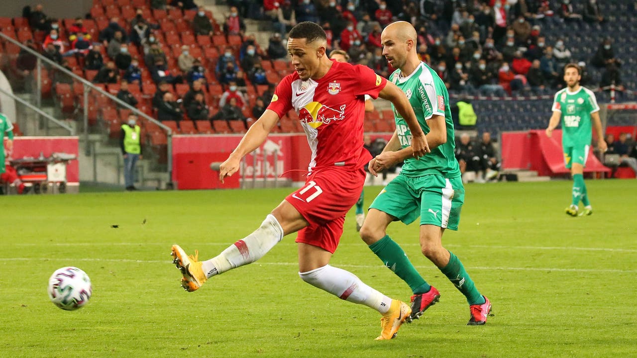 Noah Okafor ezielt für Salzburg drei Treffer in einem Spiel.