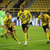 Manuel Akanji (vorne) feiert sein Tor zum 1:0 für Borussia Dortmund. (Keystone/EPA)