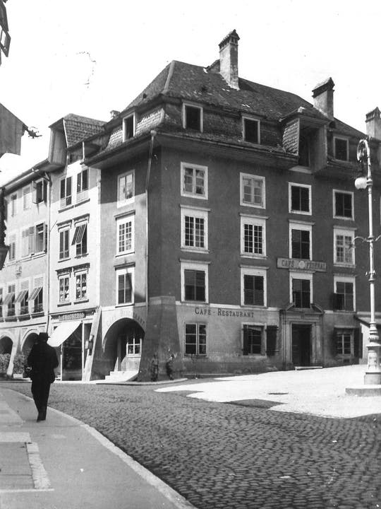 Das Café Fédéral vor 1910. Die Front ist noch ebenmässig und der Dachstuhl gebrochen.