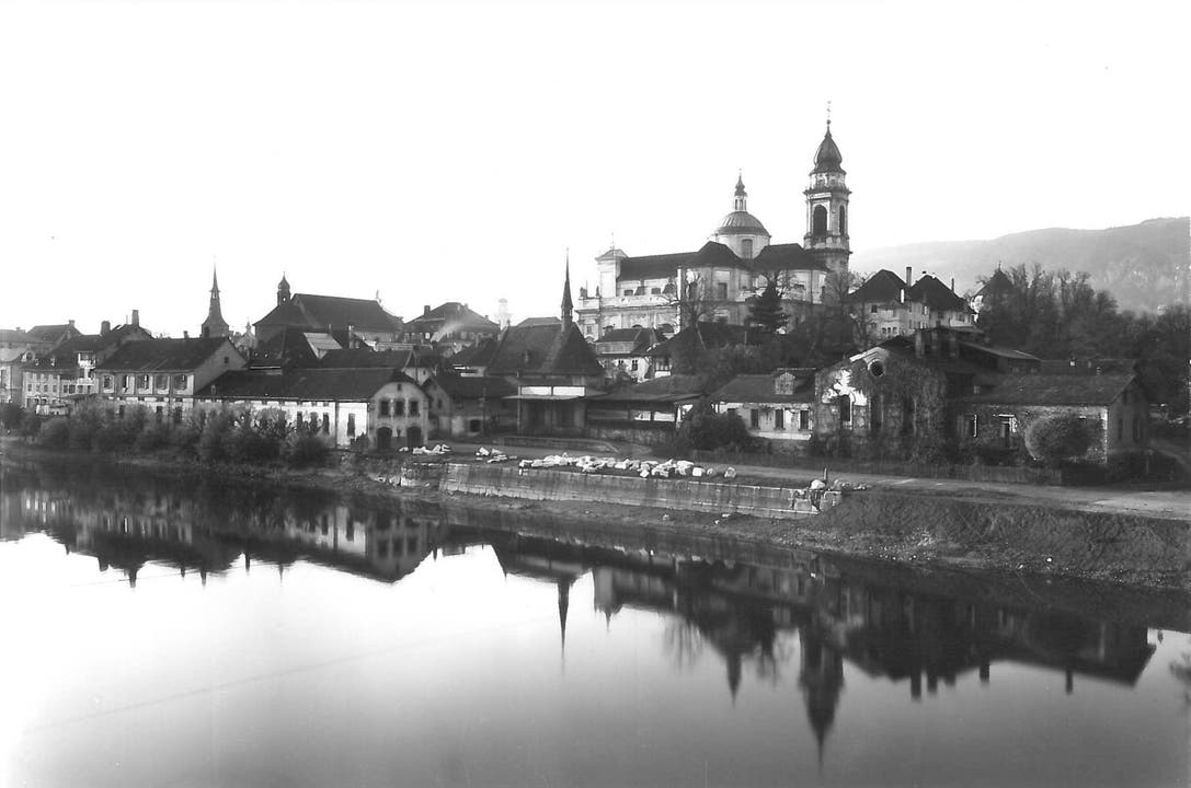 1925: Blick von der Rötibrücke auf den Ritterquai mit dem Gaswerk Das Gaswerk wurde 1860 in Betrieb genommen.