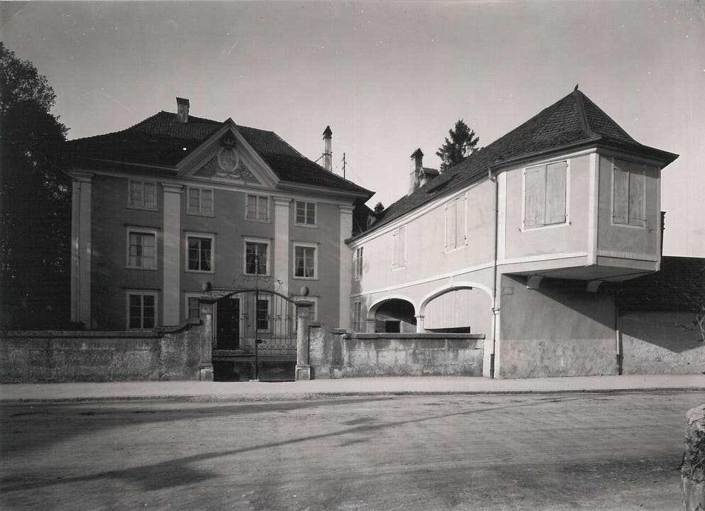 Das Zetterhaus an der Bielstrasse 39 im Jahr 1925. Ursprünglich war es das Sommerhaus der Familie von Roll. Emil Robert Zetter vermachte es schliesslich der Einwohnergemeinde. 1956/57 wurde es zur Zentralbibliothek umgebaut.