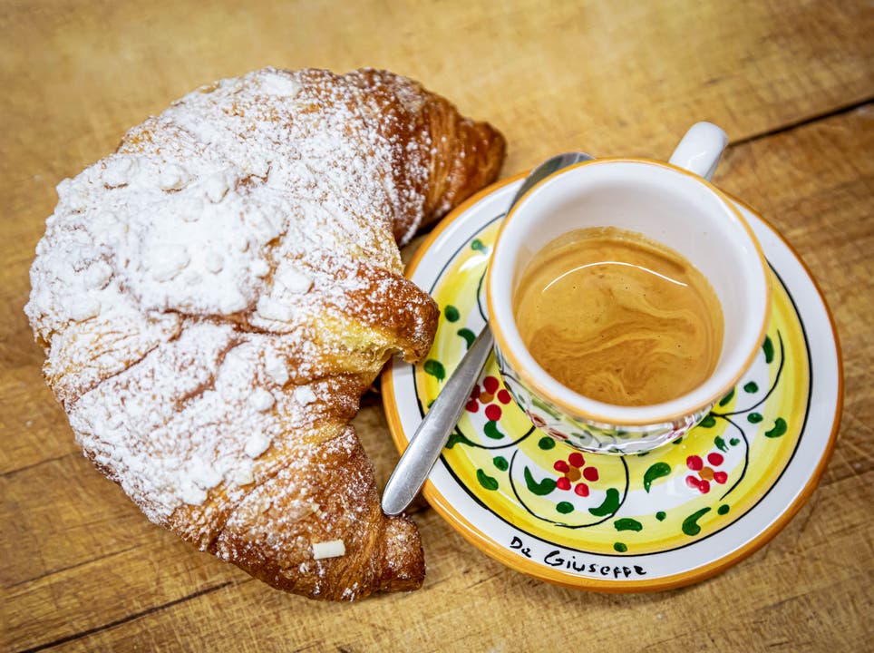 Italienisches Zmorge: Frische Cornetto und heisser Caffè.