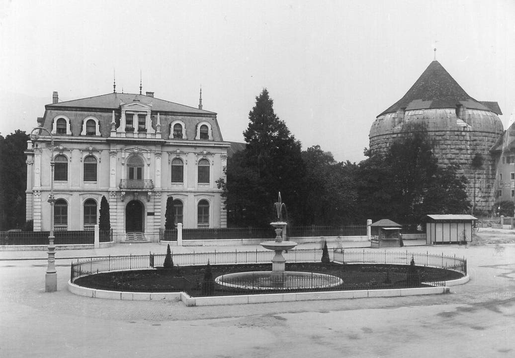 Der Amthausplatz mit der Hauptbank und dem Burristurm um zirka 1910-20