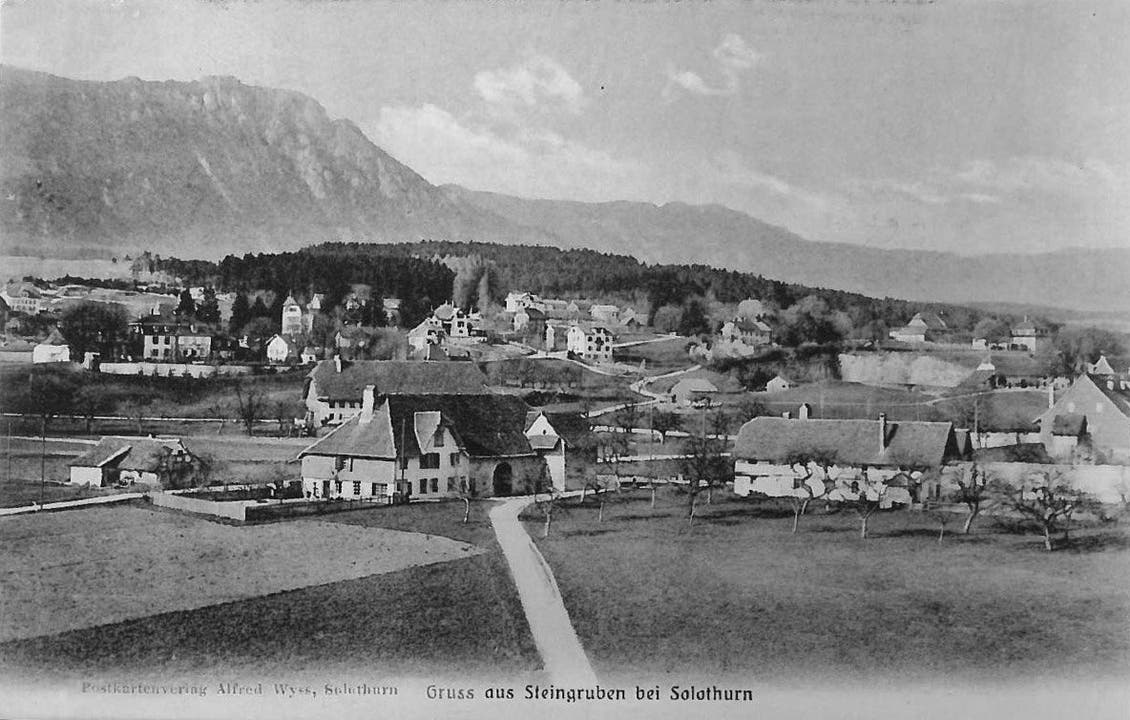 Diese Postkarte um 1900 zeigt das Steingrubenquartier Rechts ist das «Altweiberhaus», welches 1974 vom Kloster an die Einwohnergemeinde überging. Oberhalb ist der Steinbruch erkennbar.