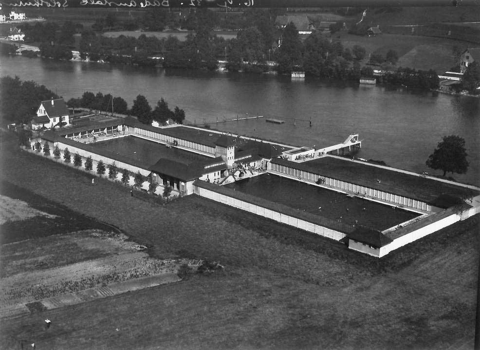 Die Badi 1934. Eröffnet worden war sie 1927. Es gab zwei nach Geschlechtern getrennte, kabinengesäumte Bassins. In der Mitte befand sich ein Überwachungsturm sowie Sprunganlagen.