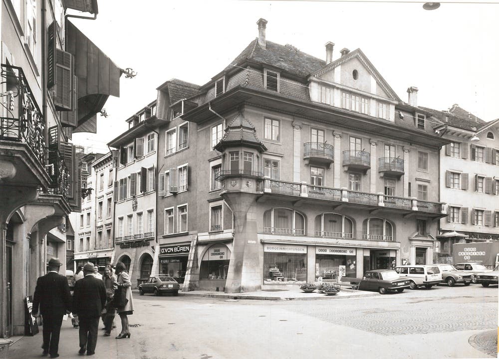 1910 wurde das Haus zum Geschäftshaus umgebaut – mit grossen Bogenschaufenstern, einem Erker, Balkonen und einem Dachgiebel. 1976 wurde die Ostfassade weitgehend wieder so rückgebaut, wie sie vor 1910 ausgesehen hatte.