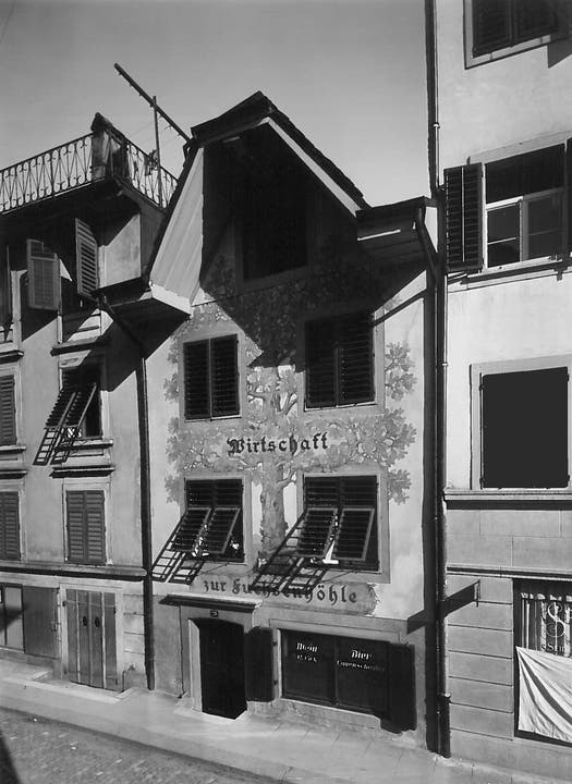 Das Restaurant Fuchsenhöhle an der Theatergasse musste wegen der Erweiterung des Stadttheaters 1925 weichen.