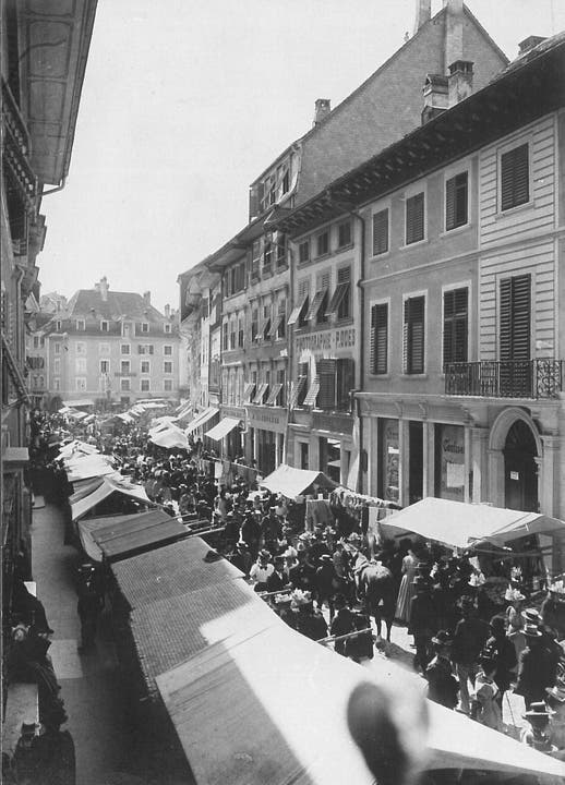 Da ist schon mächtig was los: Blick vom Balkon des Hotels Krone auf den Märet im 1905