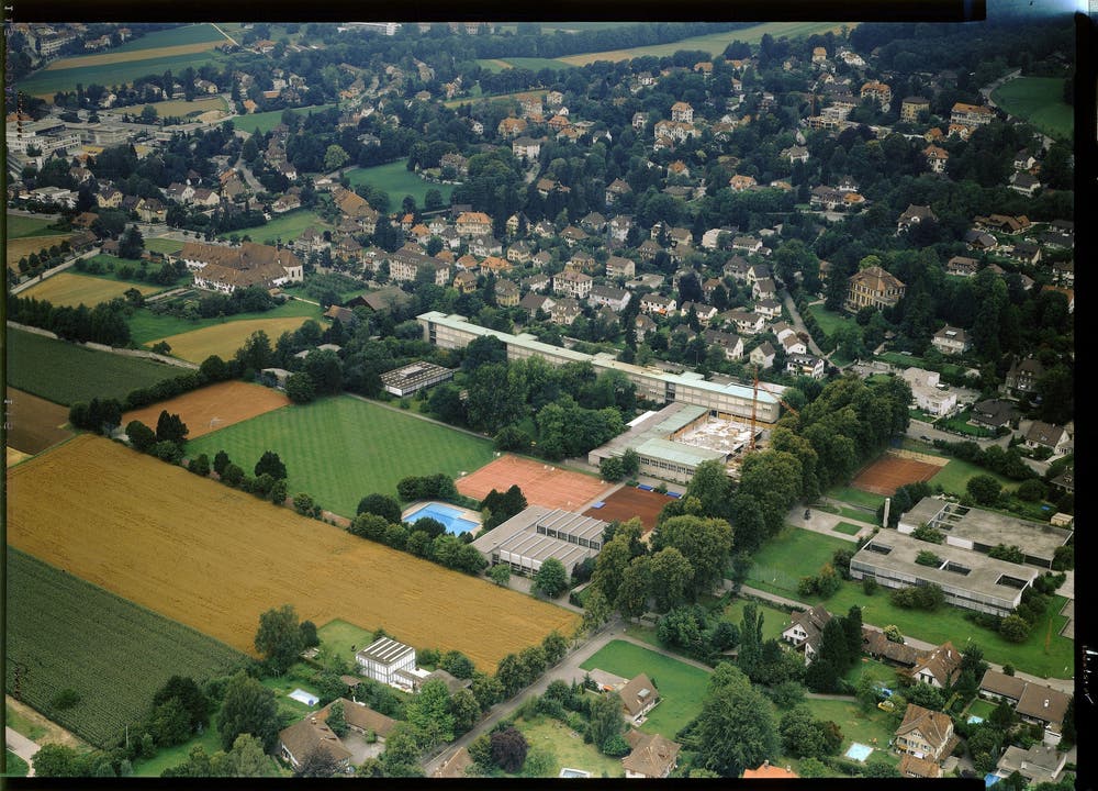 Das Gebiet rund um die Kantonsschule 1989. Zu jenem Zeitpunkt befindet sich die Mensa im Bau. Das Schwimmbad ist in Betrieb.