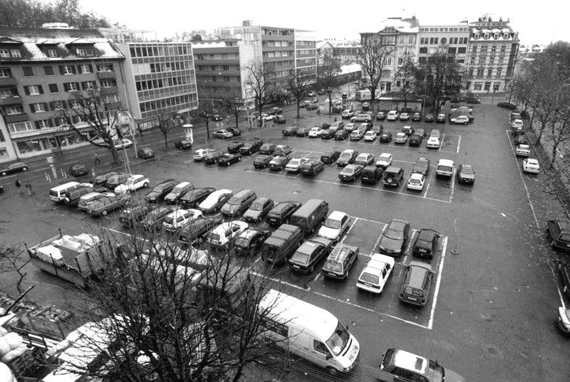 Voller Autos: Der Dornacherplatz, bevor 2002 das Parkhaus gebaut wurde