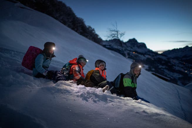 Am schnellsten geht's in der direkten Falllinie den Berg hinunter: Die Marti-Kinder bei ihrer winterlichen Talfahrt. Ein Nachbarskind ist dazugestossen. 