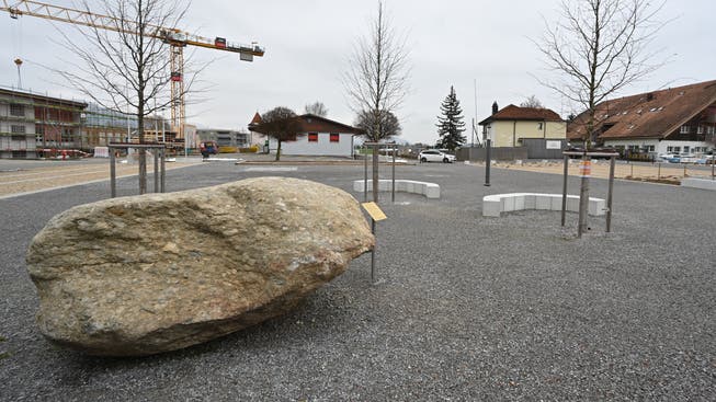 Ein uralter Zeitzeuge ziert den neuen Dorfplatz in Niederbuchsiten.