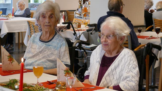 Die Bewohner und Bewohnerinnen beim festlichen Mittagessen im Alters- und Pflegeheim Bad-Ammannsegg.