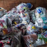 Der für Plastikabfall konzipierte Sammelsack namens Kuh-Bag. (Bild: Andrea Stalder)