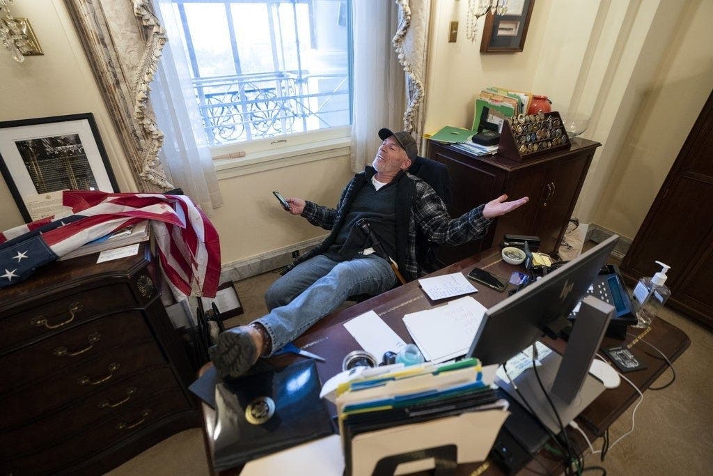 Ein Trump-Anhänger liess sich im Büro von Nancy Pelosi fotografieren.