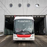 Der neue Batteriegelenktrolleybus ist da: Stadtrat Peter Jans und Ralf Eigenmann, Leiter der Verkehrsbetriebe St.Gallen, nehmen den Schlüssel von Yves Brügger von der Herstellerfirma Hess entgegen (von rechts). (Bild: Michel Canonica)