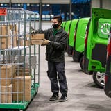 Ein Quickpac-Mitarbeiter im jüngsten Depot der Firma in Dietikon. (Bild: Sandra Ardizzone (15. Dezember 2020))