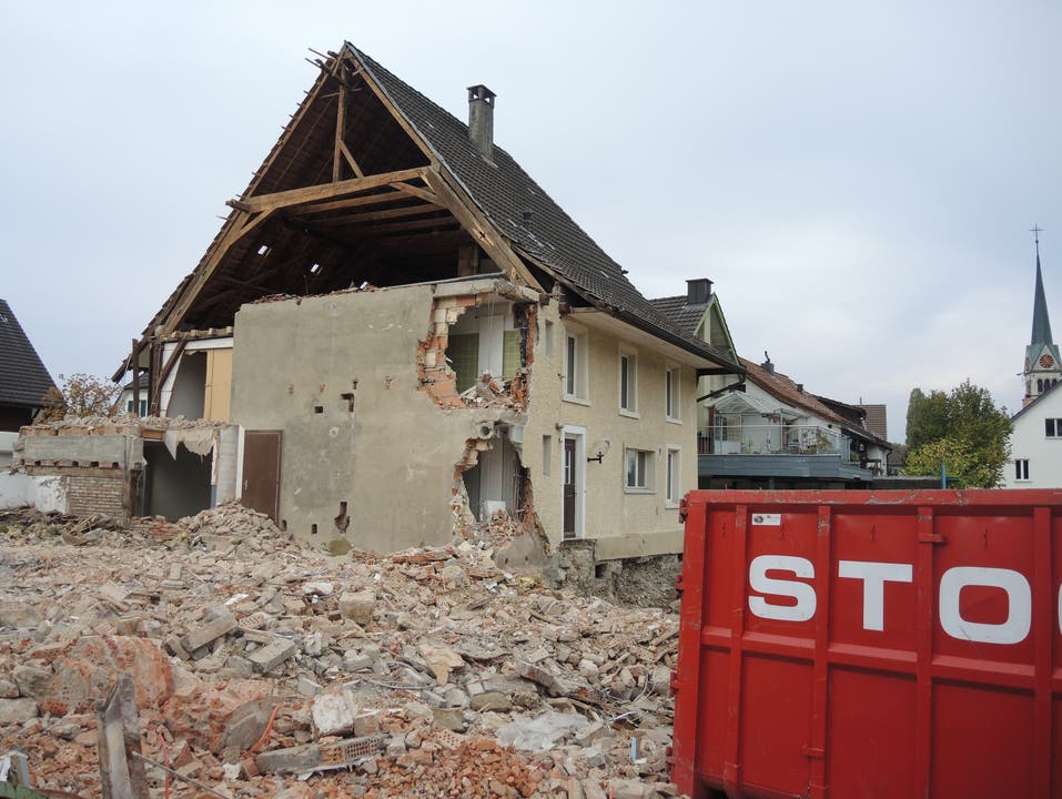 Die historische Holzwand zwischen Wohnhaus und Scheune ist verschwunden.