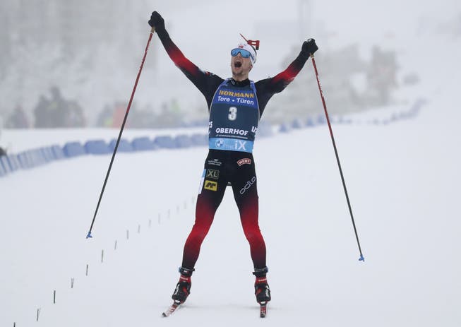 Norwegens Sturla Holm Lägreid überquert die Ziellinie über 12.5 km Verfolgung in Oberhof. 