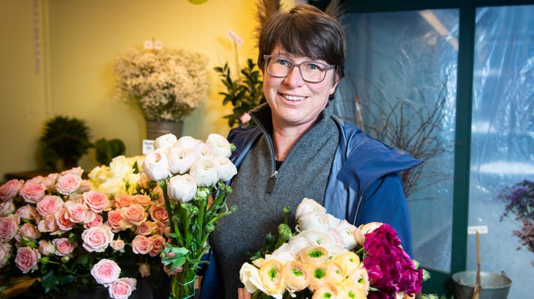 Heidi Kröni mit Ranunkeln, der ökologischen Alternative zu Rosen. Ihren Stand am St.Galler Marktplatz muss sie kurz vor dem Valentinstag schliessen: Die Blumen würden einen Frost erleiden. (Bild: Ralph Ribi (10. Februar 2020))