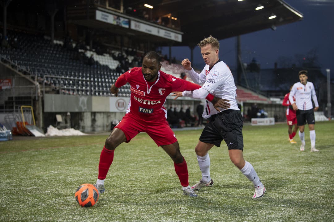 Christian Zock schirmt gegen Mats Hammerich den Ball ab. Die Spieler des FC Aarau starteten mit viel Engagement in das Spiel und liessen den Sion-Spieler kaum Räume, um sich zu entfalten.