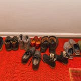Auffällig viele Schuhe in Hausfluren – findet hier das nächste Superspreader-Event statt? (Bild: Imago stock&people)