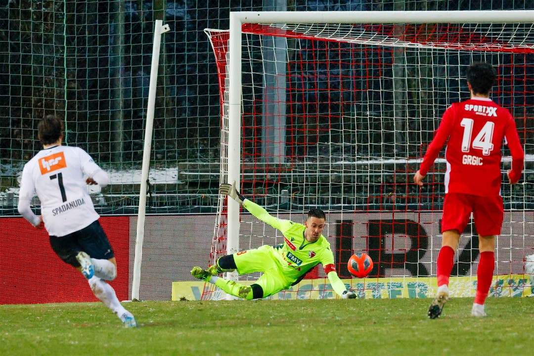 Traumstart für den FC Aarau. In der 12. Spielminute erzielt Donat Rrudhani (nicht im Bild) das Tor zum 1:0 gegen Torhüter Kevin Fickentscher.