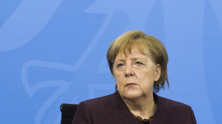 Hat strenge Regeln für Lockerungen festgelegt: Kanzlerin Angela Merkel am Mittwochabend vor der Presse in Berlin. (Markus Schreiber / AP)
