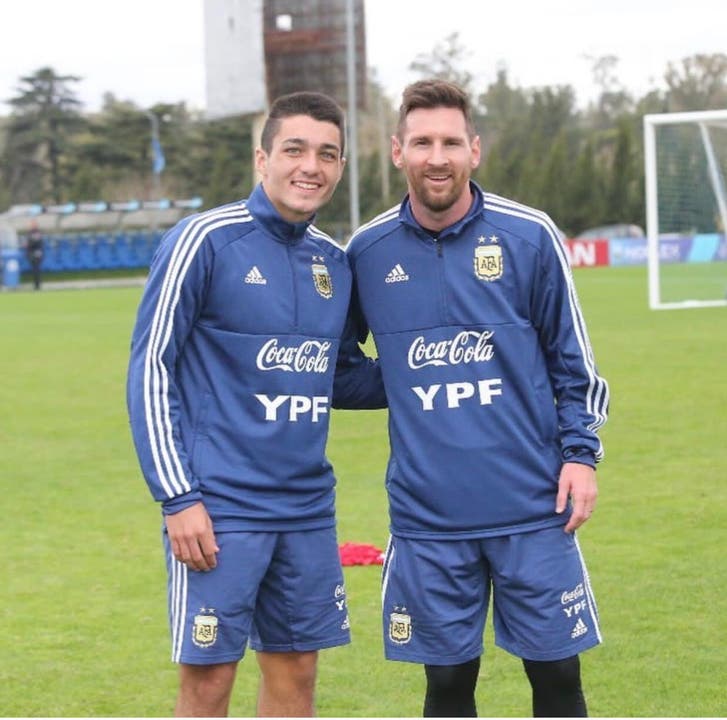 Der 18-jährige Matías Palacios lief schon für die U20-Nationalmannschaft Argentiniens auf und posiert hier mit Lionel Messi. 