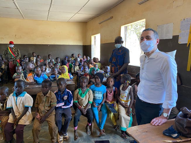 Bundesrat Ignazio Cassis besucht eine Schule im westafrikanischen Mali. 