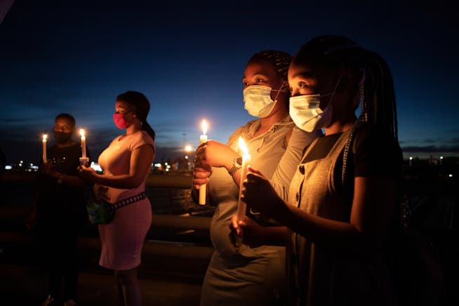 Mit Kerzen gegen Covid: Südafrikanerinnen gedenken in Johannesburg den Coronaopfern. Kein Land in Afrika ist offiziell stärker betroffen von der Pandemie.