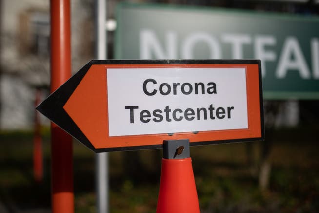 Ein Schild weist den Weg zum Corona Testcenter beim Spital Appenzell. Viele Innerrhoderinnen und Innerrhoder sind ihm bislang allerdings noch nicht gefolgt. 