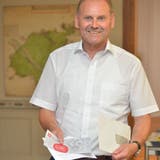 Stadtpräsident Max Vögeli zeigt die 50-Franken-Gutscheine, welche die Stadt Weinfelden allen Einwohnern zugeschickt haben. (Bild: Mario Testa (Weinfelden, 13. August 2020))