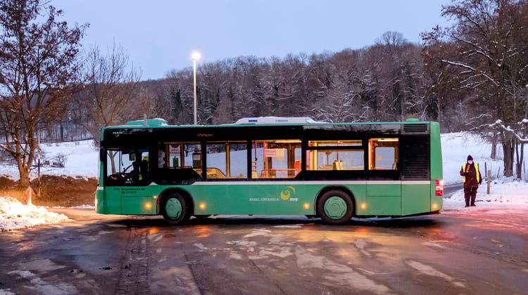 Seit Ende Dezember muss eine Sicherheitskraft die BVB-Busfahrer beim Rückwärtsfahren lotsen. (Kenneth Nars)