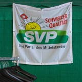 Eine Fahne der SVP hängt an einer Wand, an der Delegiertenversammlung der SVP Schweiz, am Samstag, 29. Oktober 2016, in Balsthal. (Peter Schneider/ KEYSTONE)