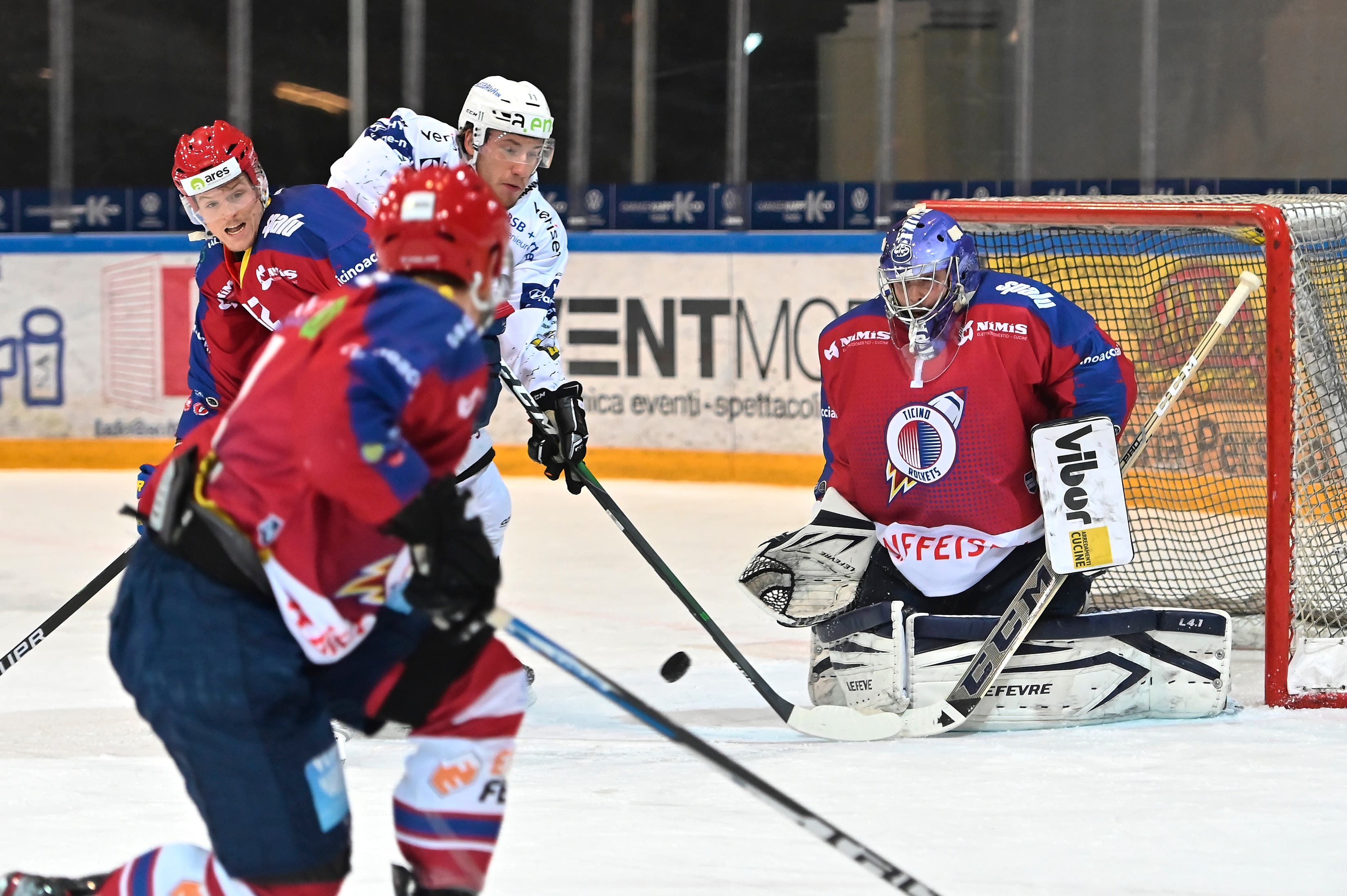 Ambri-Goalie Benjamin Conz macht Olten das Leben schwer.