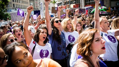 Teilnehmerinnen am Frauenstreik 2019 in Lausanne. (Jean-Christophe Bott / KEYSTONE)